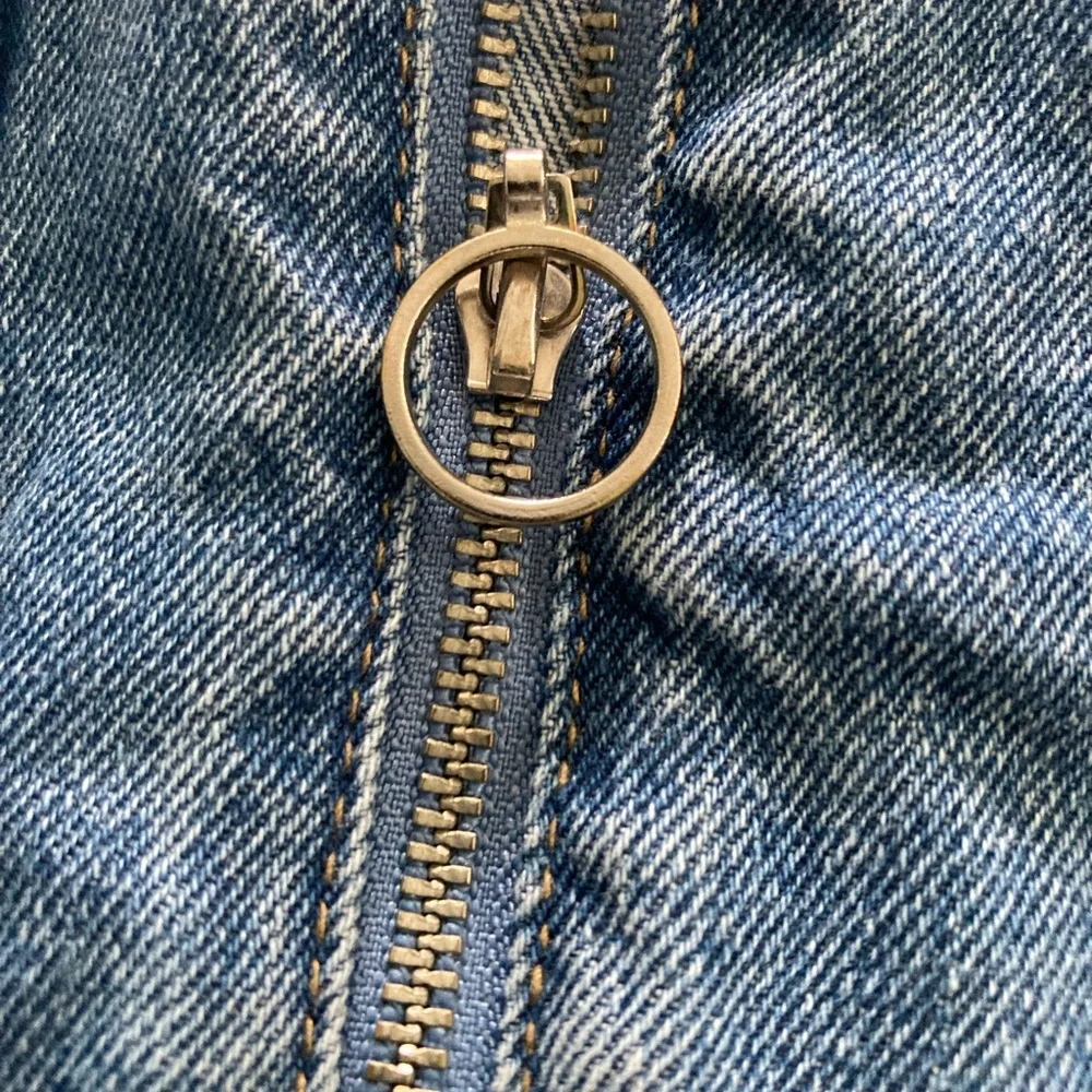 Shoe Dazzle Womens SZ Large Blue Denim jumpsuit long sleeve Zip Up - Picture 9 of 16